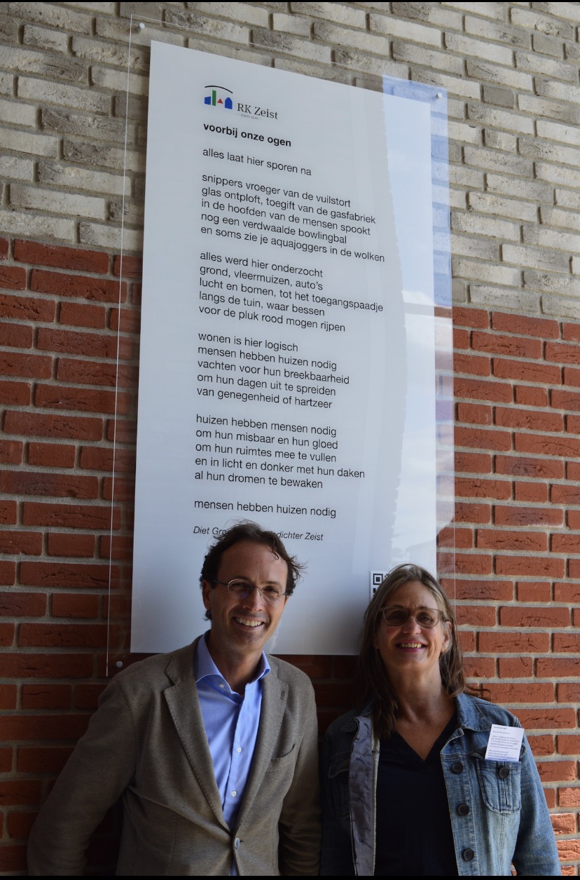 Stadsdichter Diet Groothuis en Camiel Schuurmans onthullen gedicht op onderdoorgang van het nieuwe Geiserhof in Zeist